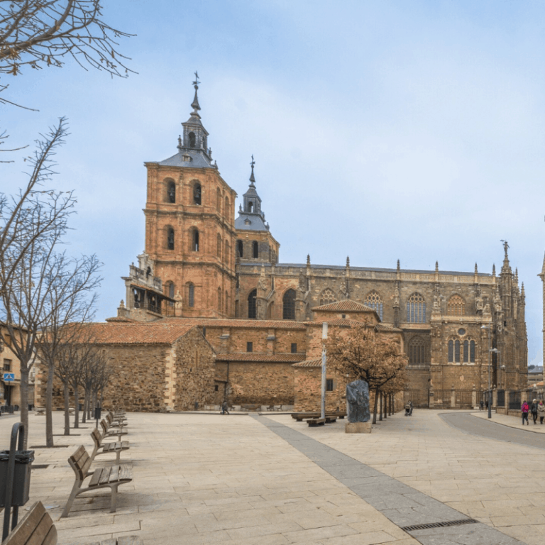 Visita completa por Astorga con entradas al Palacio Episcopal y Catedral
